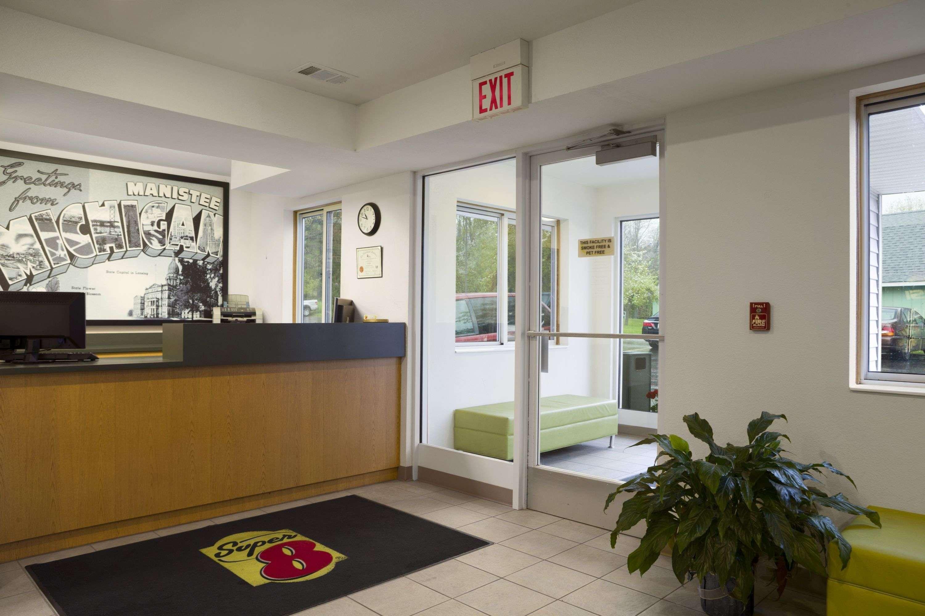 Super 8 By Wyndham Manistee Exterior foto