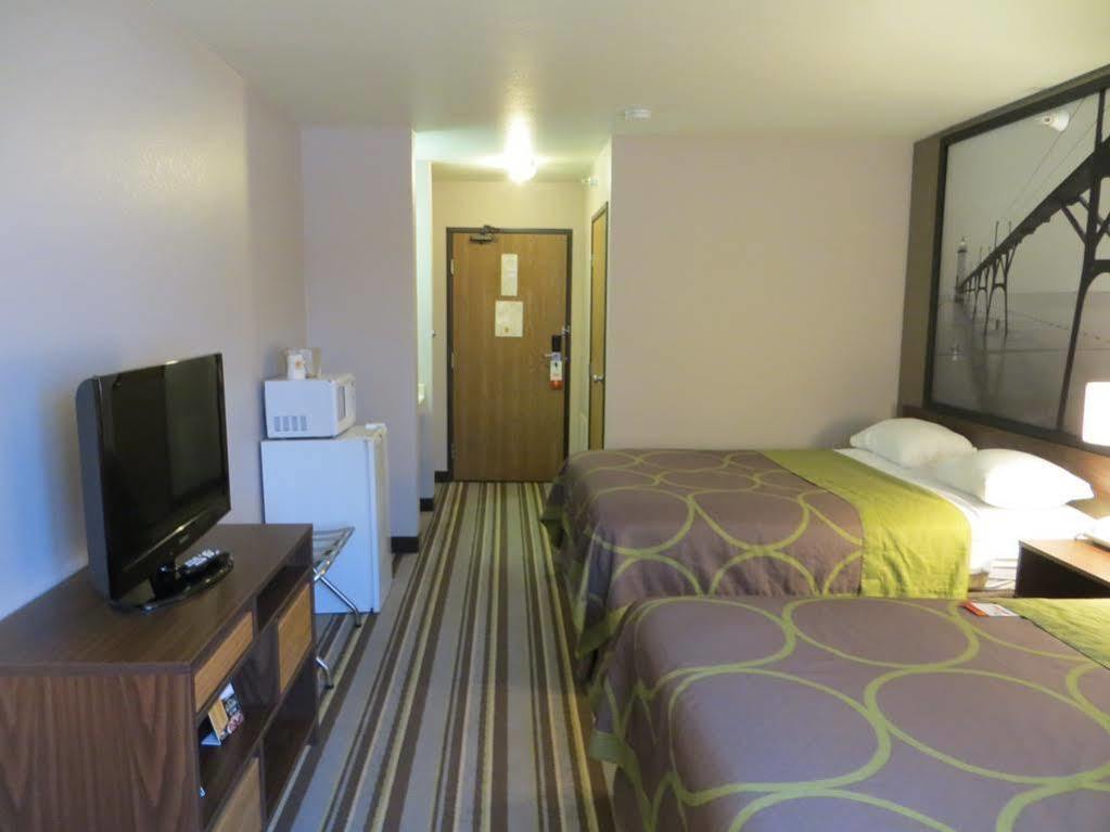 Super 8 By Wyndham Manistee Exterior foto